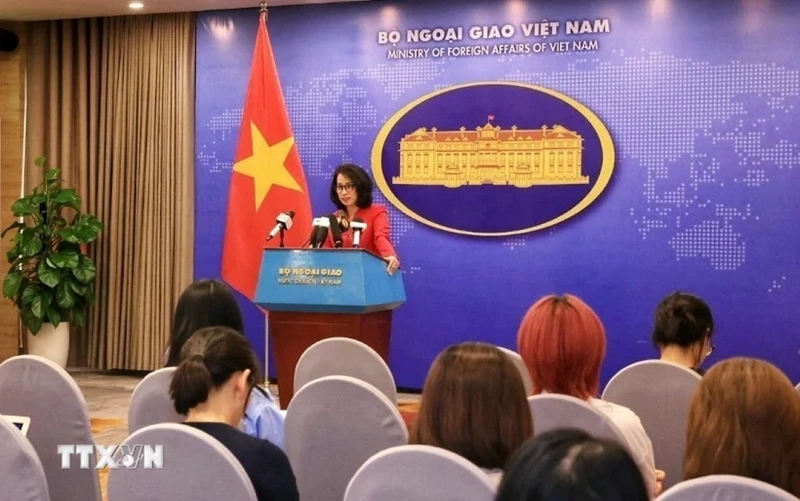 越南外交部发言人范秋姮主持外交部例行记者会。