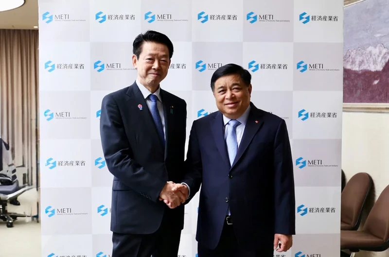 越南副总理阮志勇会见日本经济产业大臣武藤容治。