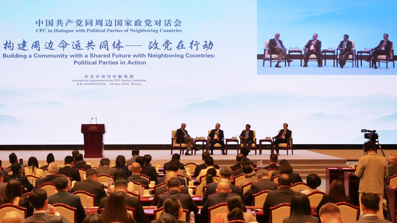 与会代表在开幕式上参加题为“世界变局下的亚洲”的对谈。