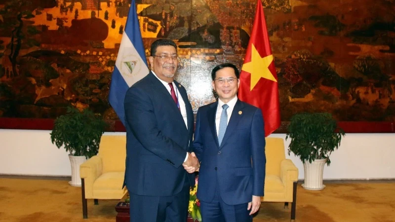 越南政府副总理兼外交部长裴青山（右）与尼加拉瓜外长范德拉克·扬施克（图片来源：越通社）