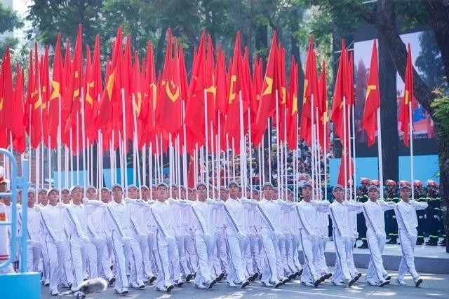 纪念南方解放、国家统一50周年庆典暨阅兵和群众游行上的国旗党旗方阵。（图片来源：越通社）