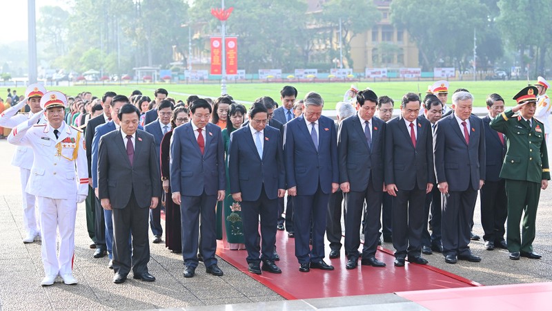 越南国会代表前往胡志明主席陵敬献花圈。