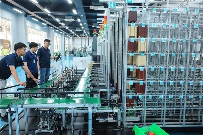 平阳省东方国际大学的第四次工业革命创新中心致力于培养高素质人力资源和应用现代技术，推动本地企业的数字化转型进程。（图片来源：越通社）