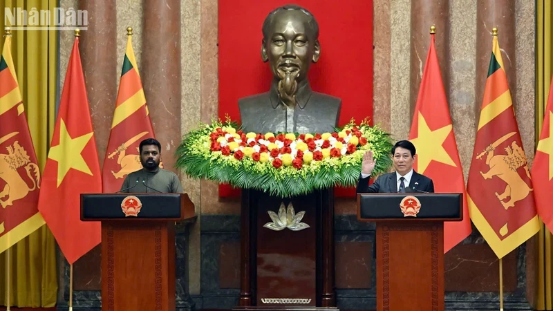越南国家主席梁强（右）与斯里兰卡总统阿努拉·库马拉·迪萨纳亚克共同会见了记者。