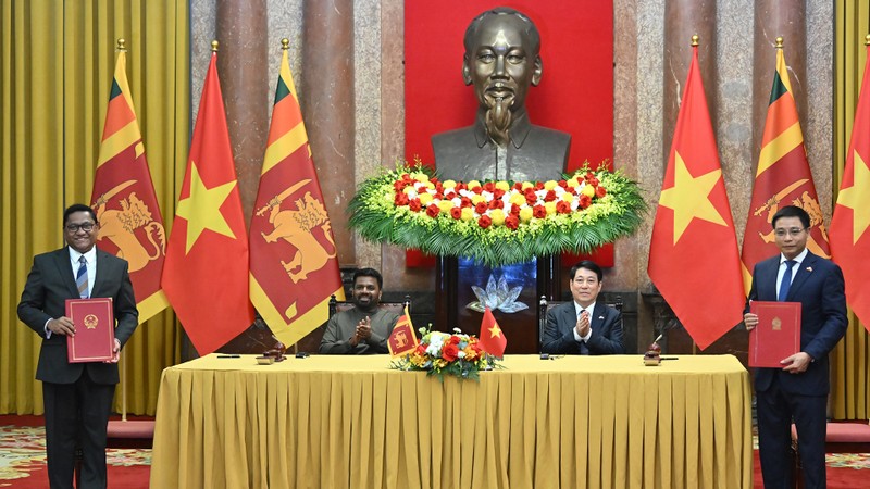 越南国家主席梁强与斯里兰卡总统阿努拉·库马拉·迪萨纳亚克出席两国合作文件签署仪式。