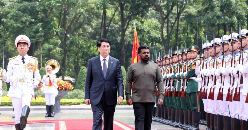 国家主席梁强与斯里兰卡总统迪萨纳亚克检阅仪仗队。（图片来源：越通社）