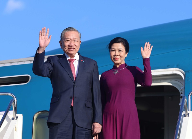 越共中央总书记苏林和夫人抵达阿斯塔纳，开始对哈萨克斯坦进行国事访问。（图片来源：越通社）