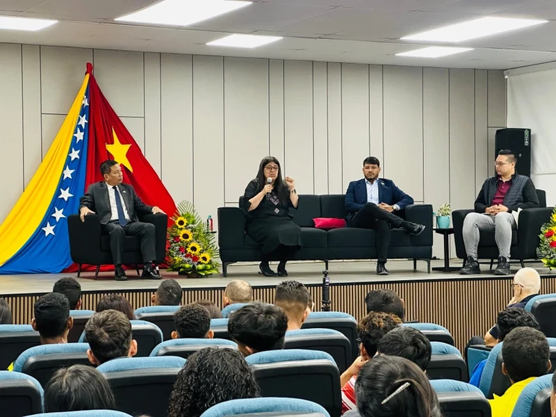 纪念越南南方解放、国家统一50周年集会场景。（图片来源：越通社）