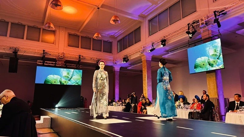 本次旅游推广活动上的越南传统奥黛表演。（图片来源：越南国家旅游局）