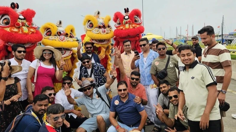 印度游客前往下龙湾观光旅游。