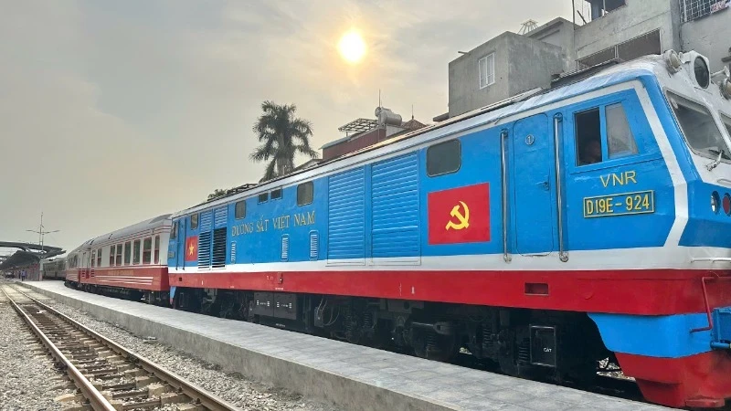 “红凤凰号”豪华旅游列车正式开通 。