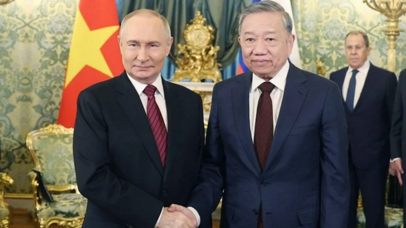 越共中央总书记苏林（右）与俄罗斯总统弗拉基米尔·普京。