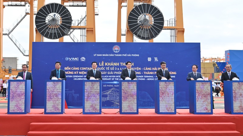 越南国家主席梁强和各位代表出席海防国际集装箱码头落成典礼。