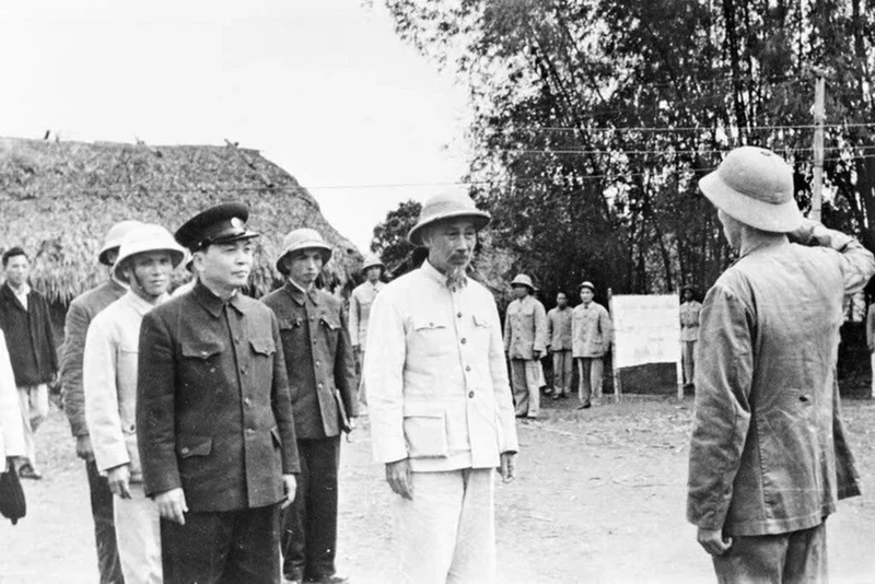 “胡志明最美的名字”展览会展出的图片。（图片来源：组委会提供）