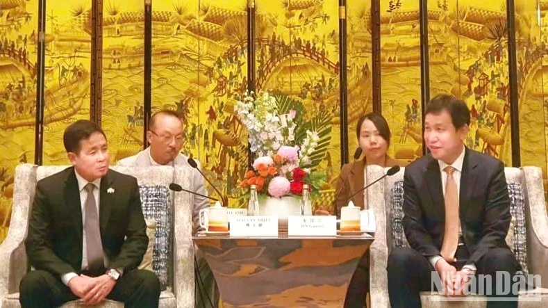 越南隆安省领导与中国辽宁省领导举行工作会谈。