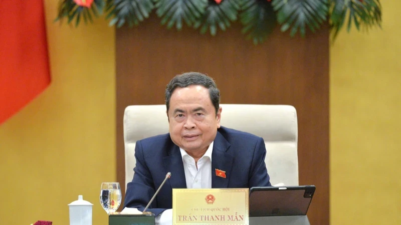 国会主席陈青敏在会上发表讲话。