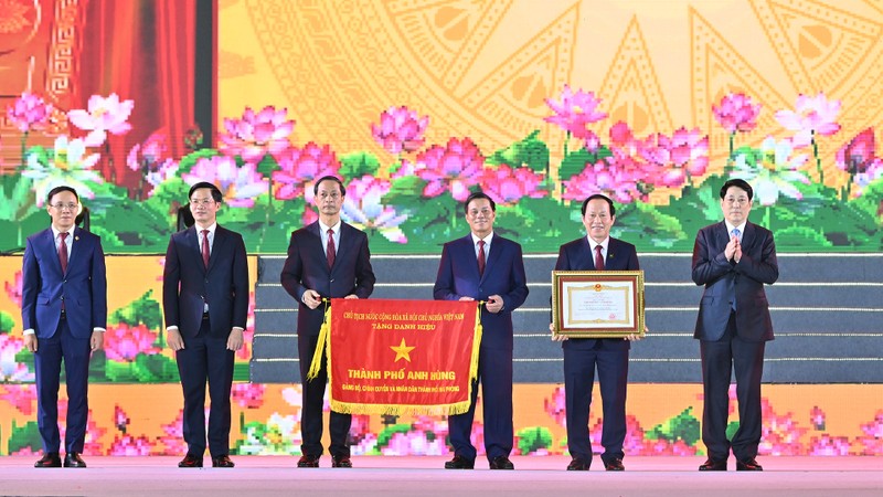 越南国家主席梁强向海防市授予“英雄城市”称号。