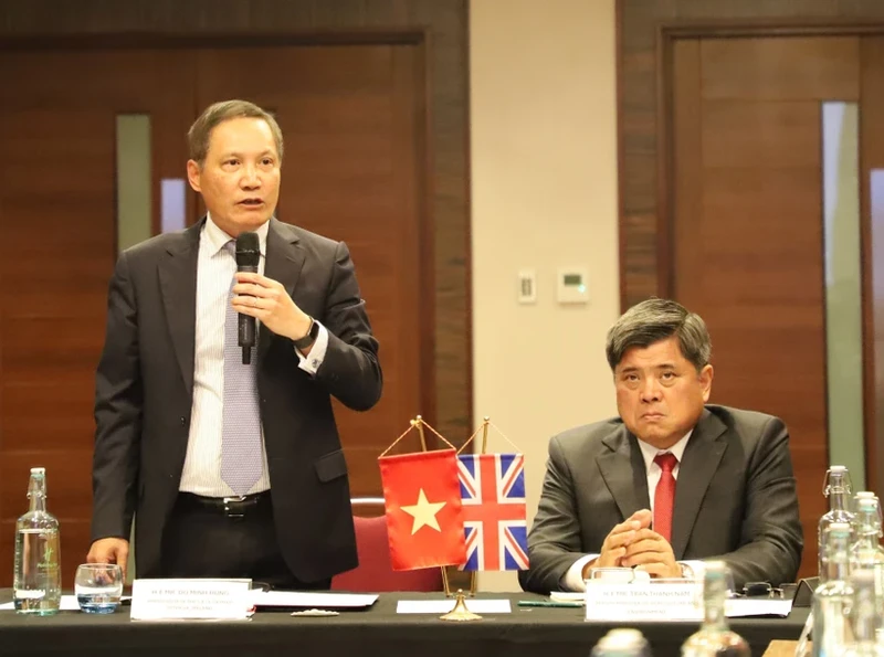 越南驻英国大使杜明雄发表讲话。（图片来源：越通社）