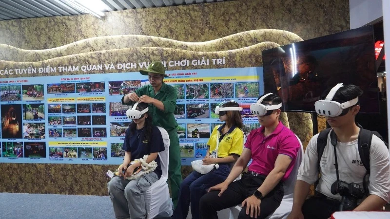 年轻人通过虚拟现实应用探索古芝地道的全新旅游产品。