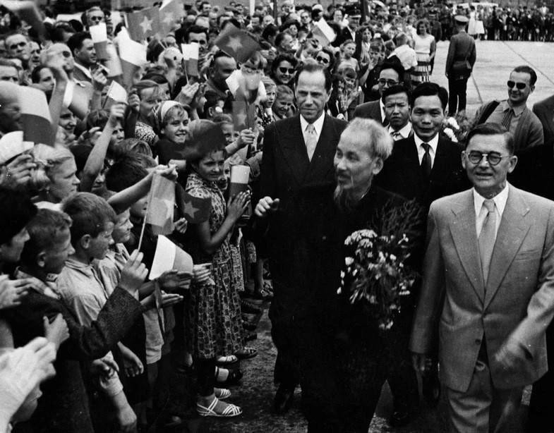 1957年7月21日，波兰党和国家领导人以及首都华沙众多民众热烈欢迎胡志明主席对波兰进行正式访问。（图片来源：越通社）
