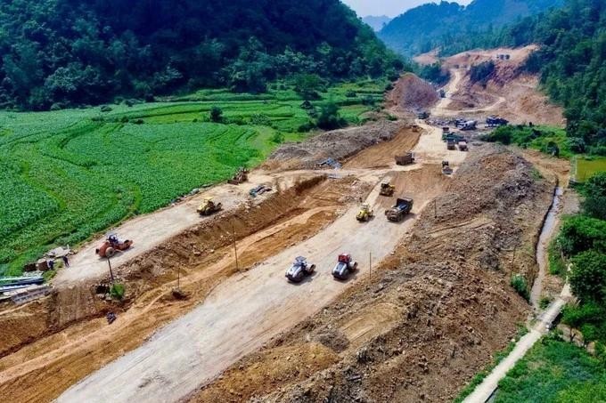 同登（谅山）—茶岭（高平）高速公路施工现场。（图片来源：越通社）