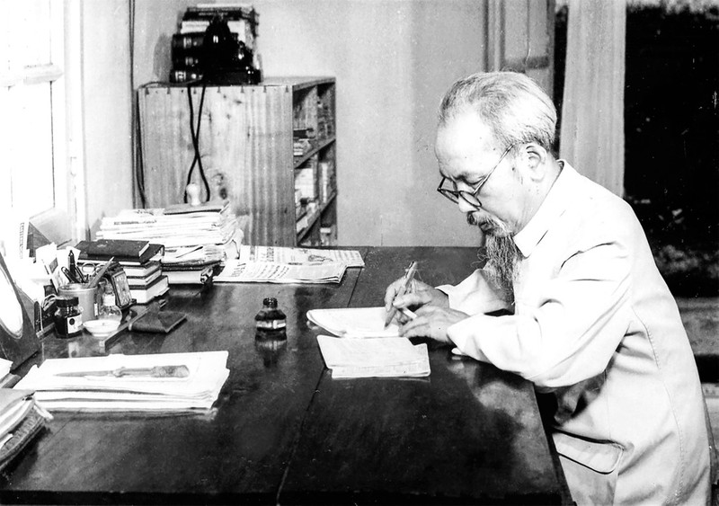 135年来，胡志明的精神始终闪耀在他老人家所选择的社会主义道路上，为越南乃至世界人民所敬仰。（图片来源：越通社）
