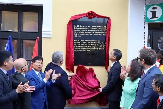 胡志明历史性访问纪念碑在捷克赫拉斯塔瓦揭幕。（图片来源：越通社）