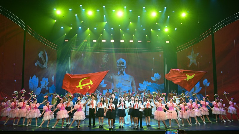 在颁奖仪式上表演的文艺节目。