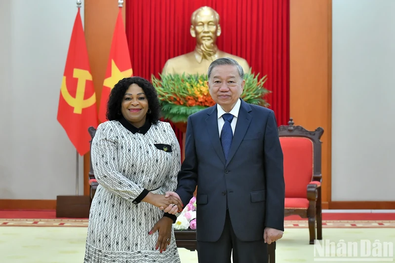 越共中央总书记苏林会见南非非洲人国民大会副秘书长莫库亚尼。
