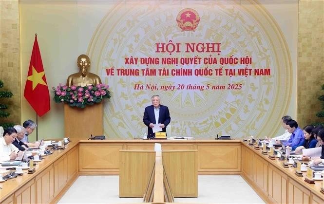 越南政府常务副总理阮和平主持召开国会关于建设越南国际金融中心（IFC）决议草案的咨询会议。（图片来源：越通社）