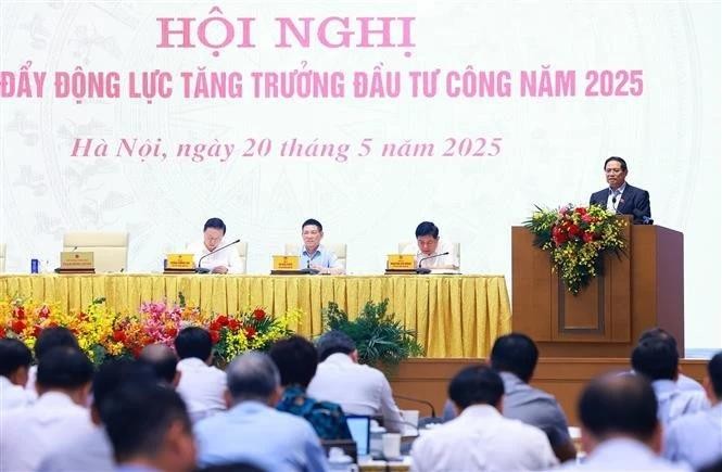 范明正总理在会上发表讲话。