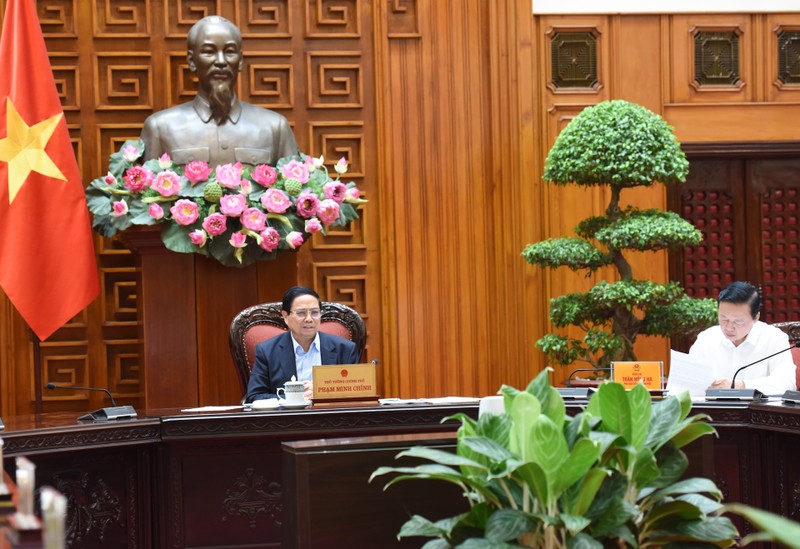 越南政府总理、铁路领域国家重点项目指导委员会主任范明正主持召开会议。