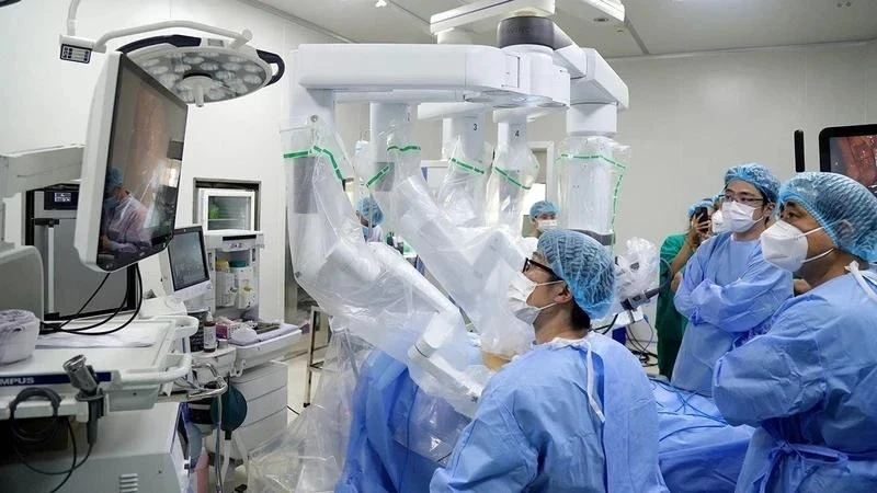 肿瘤医院医生使用机器人为消化道癌症患者进行手术。