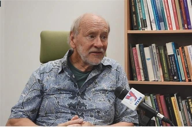 澳大利亚国立大学克劳福德公共政策学院名誉教授哈尔·希尔。（图片来源：越通社）