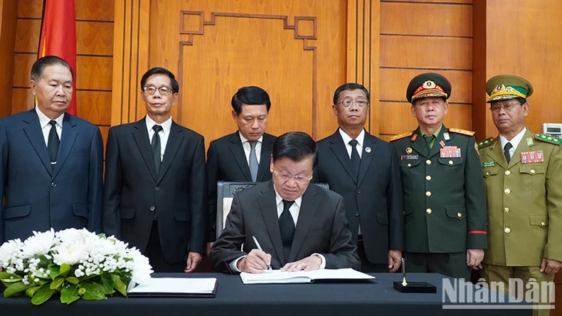 老挝人民革命党中央总书记、国家主席通伦·西苏里在吊唁簿上留言。（图片来源：越通社）