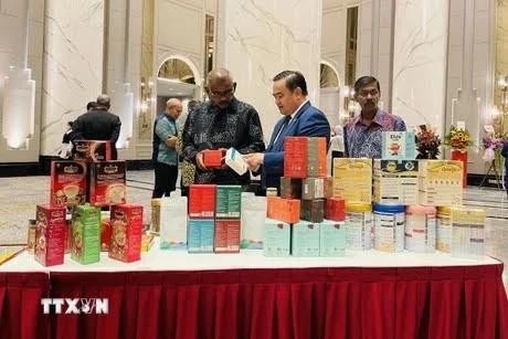 越南驻马来西亚大使馆商务参赞黎富强介绍越南的产品。（图片来源：越通社）