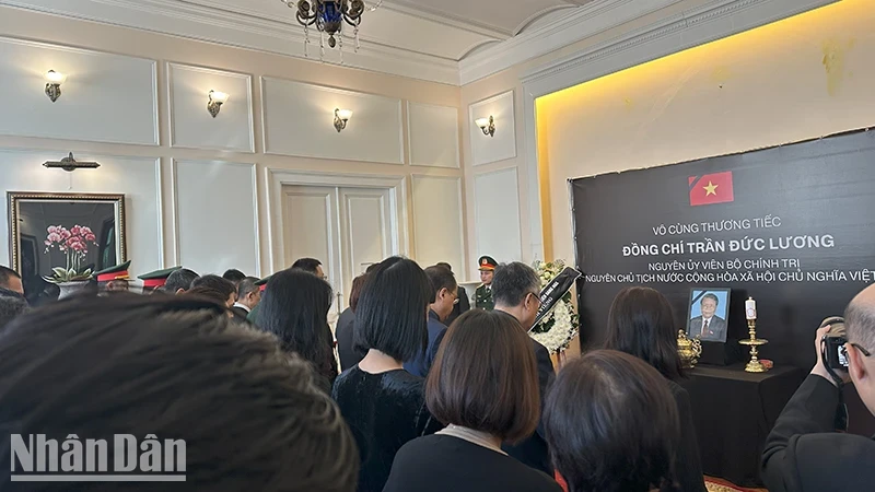 原国家主席陈德良的吊唁仪式在俄罗斯举行。