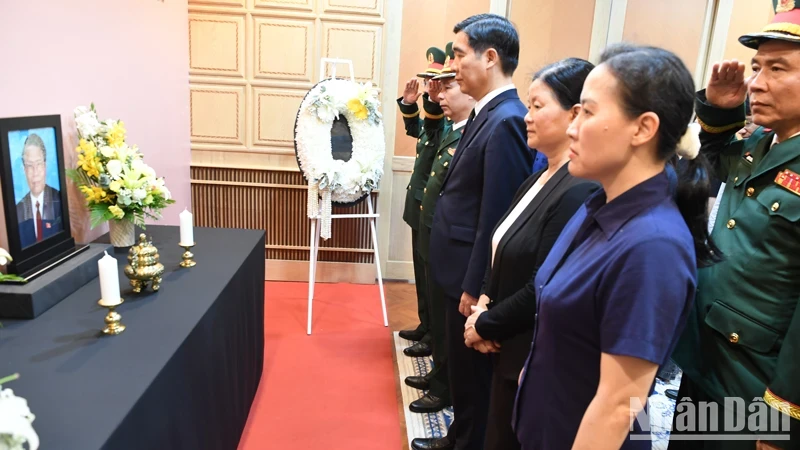 越南原国家主席陈德良吊唁仪式在越南驻泰国大使馆举行。