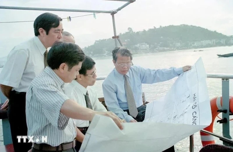 1997年10月15日，陈德良主席检察下龙湾规划，确保经济发展和保护环境景观。（图片来源：越通社）