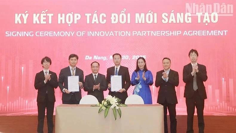 各单位之间的创新合作签约仪式。