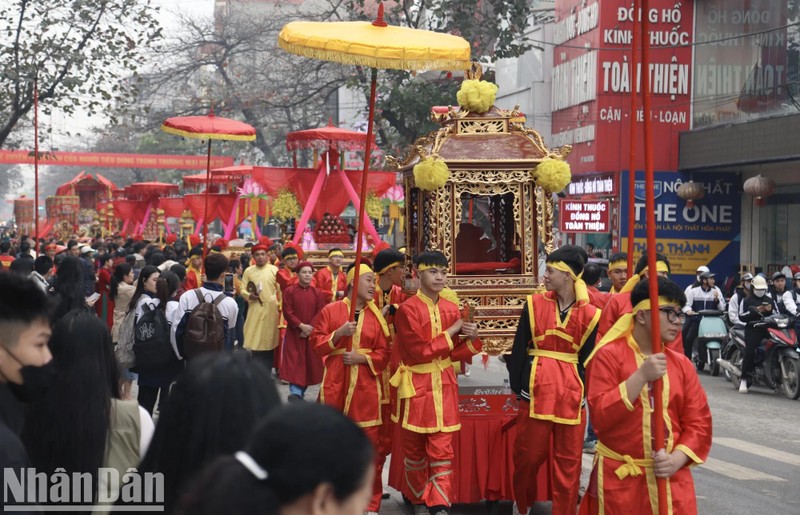 成千上万游客参加宣光迎圣母庙会