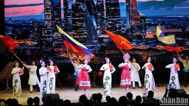 越南艺术家们在2024年俄罗斯联邦“越南文化日”活动开幕式上精彩表演。（本报记者春兴 摄）