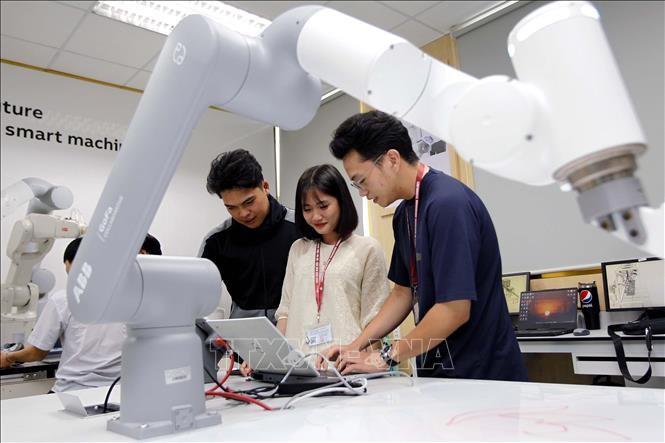 胡志明市工业大学学生在机器人实验室学习和研究。（图片来源：越通社）