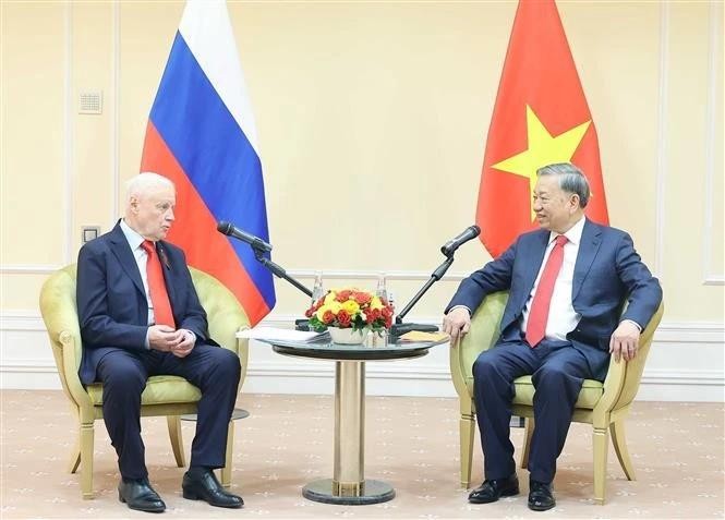 苏林总书记会见俄“公正俄罗斯-爱国者-为了真理”党主席米罗诺夫。（图片来源：越通社）