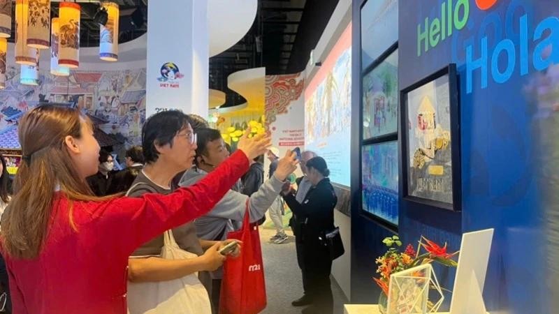 参观者在2025年大阪世博会越南展馆的手工艺品展示空间参观。（图片来源：国际合作局）