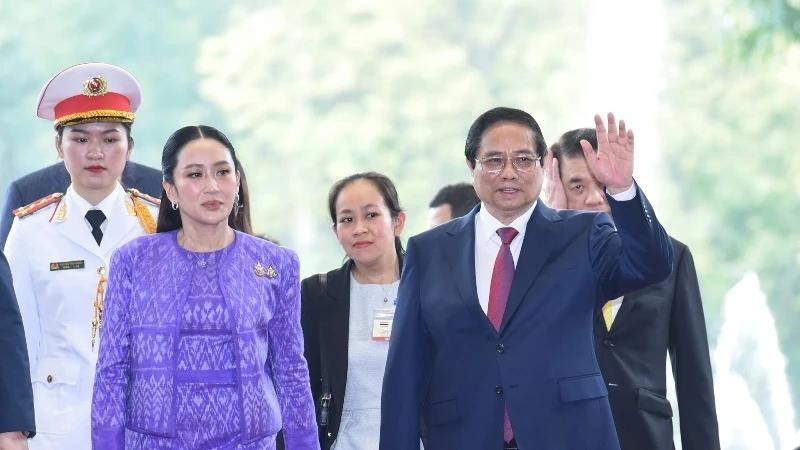 越南政府总理范明正与泰国总理佩通坦·西那瓦。（本报记者 陈海摄）