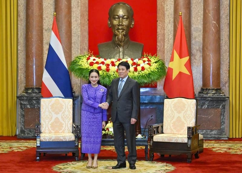 越南国家主席梁强会见泰国总理佩通坦·钦那瓦。