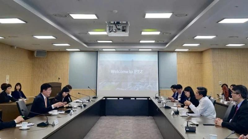 广南省工作代表团与仁川自由经济区管理委员会举行工作会谈。（图片来源 ：VKBIA）
