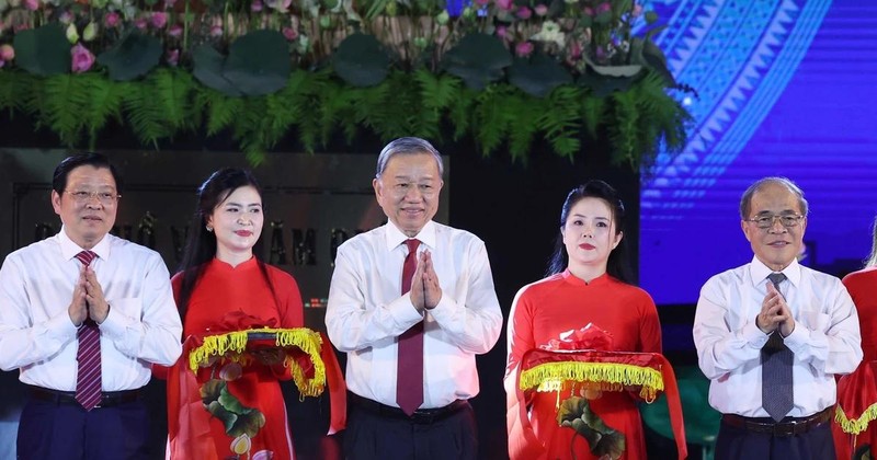 越共中央总书记苏林与中央工作代表团以及地方领导共同为“胡伯伯归故里”雕像揭幕剪彩。（图片来源：越通社）