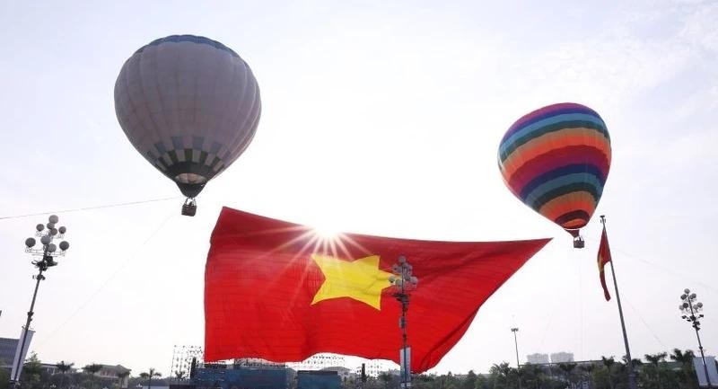 面积达2025平方米的国旗高高飘扬在荣市上空。